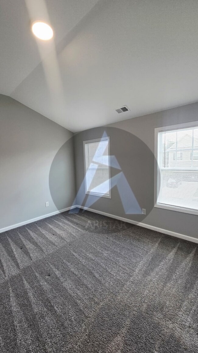 Building Photo - 208 Persian Ivy Way
