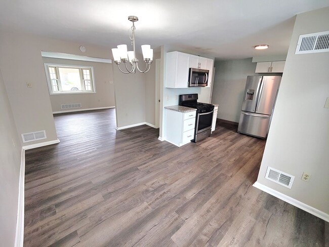 Building Photo - *Recently Updated 2BD/1.5BA Townhouse Available for Rent in West Mifflin*