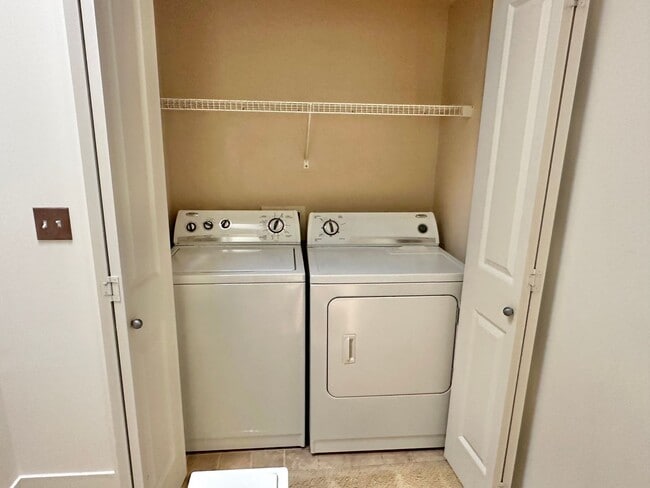 Building Photo - *New Price! Wonderful 3 bed Townhome in Pi...