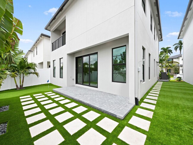 Building Photo - 1446 SW 23rd St