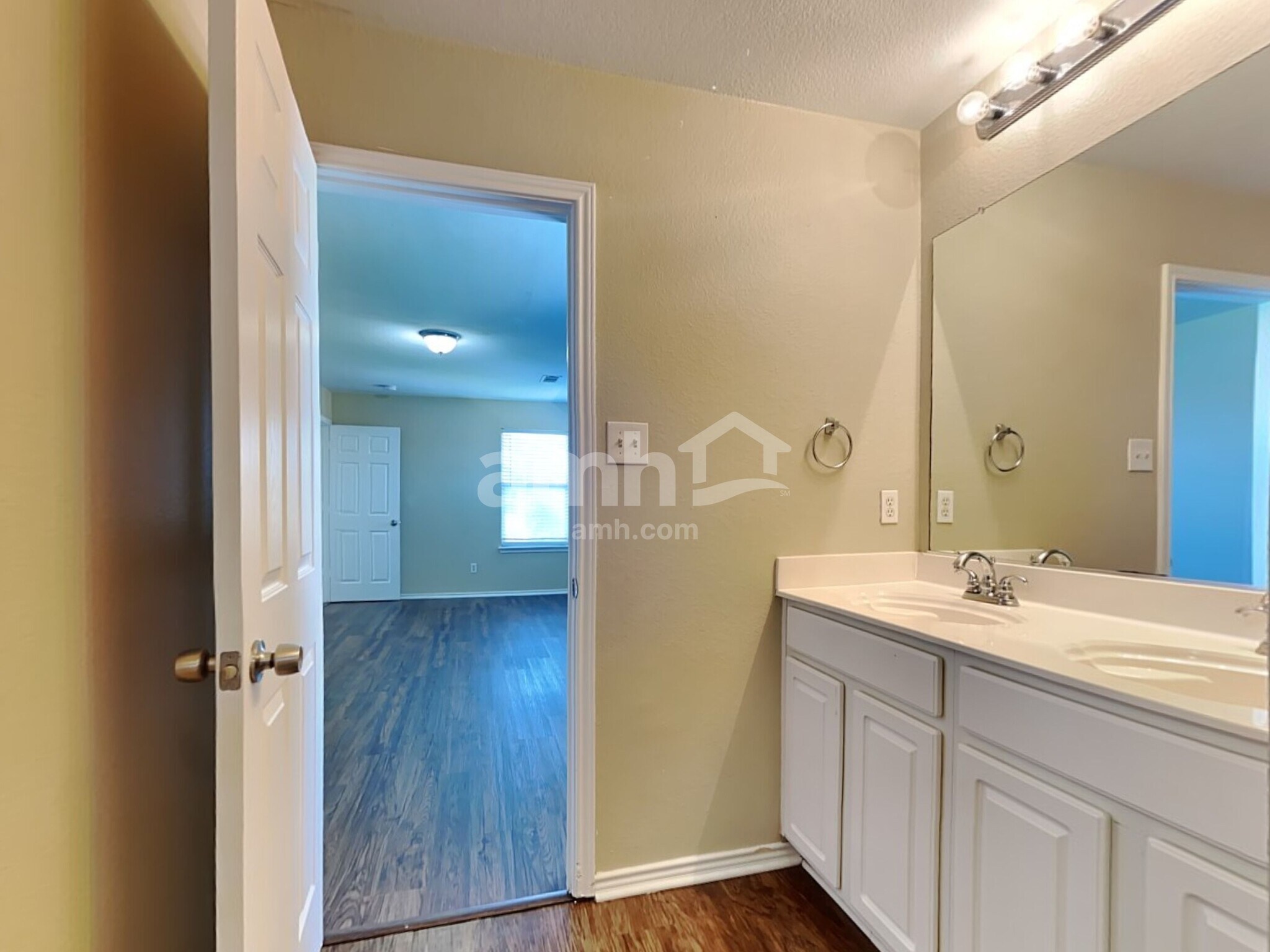 Building Photo - 111 Maned Dr
