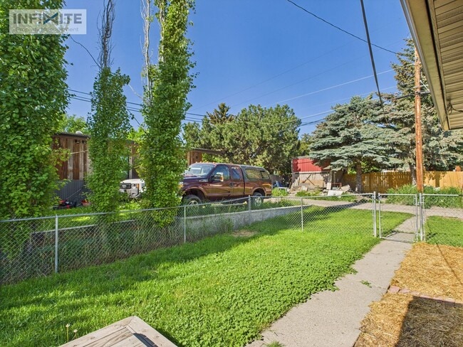 Building Photo - Cute As A Button 3 Bedroom