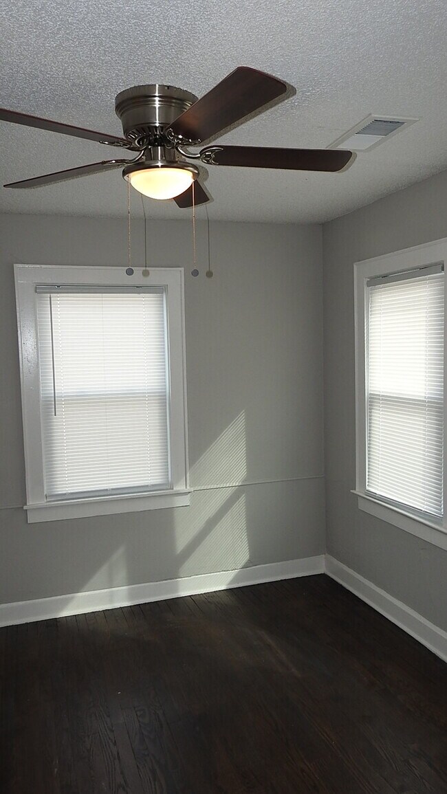 Building Photo - Adorable 2 bedrooms and 1 bath home located on N Main St in Independence