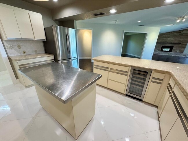 Building Photo - 3705 Torrey Pines Blvd