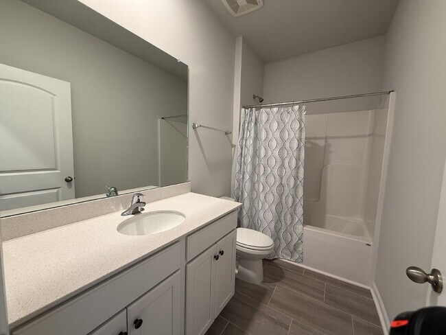 Building Photo - "Charming 3-Bedroom Retreat with Granite Elegance in Huntsville!"