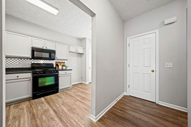 Building Photo - 3-bedroom, 2.5-bath end-unit townhome in the Garrison Square