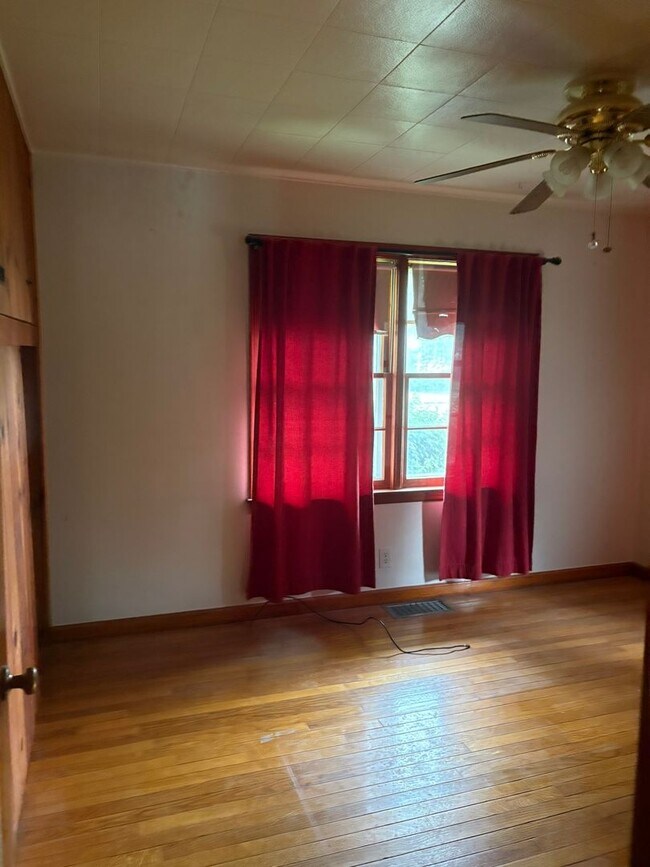 Building Photo - Charming Ranch Home With Attached Garage in Galesburg!
