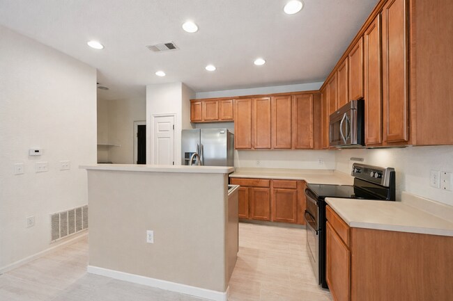 Building Photo - 3-Bed Townhouse with Open Floorplan, 2.5 Baths, and Fireplace in Rolling Hills!