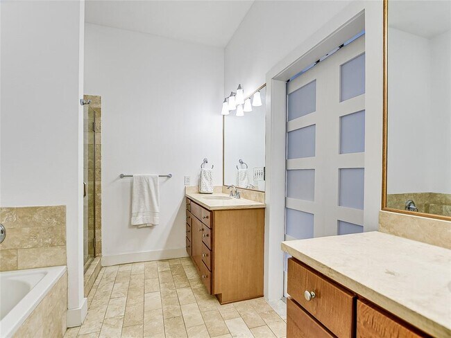 Building Photo - 2520 Bluebonnet Ln