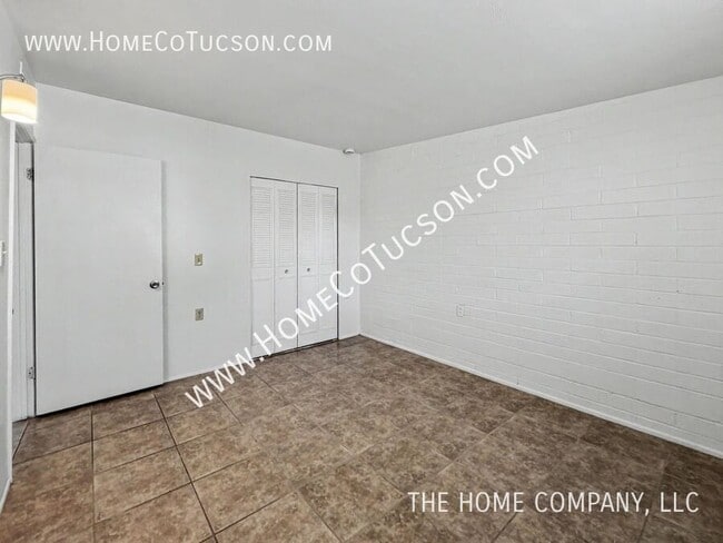 Building Photo - 1430 E Iowa Dr