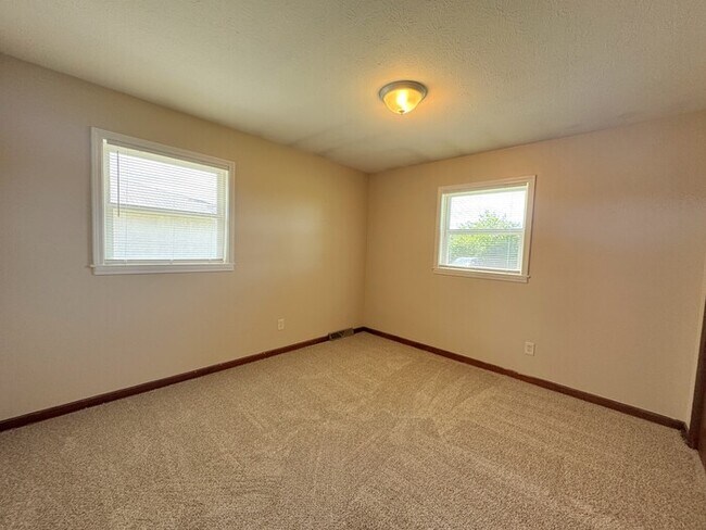 Building Photo - 3971 Far Hills Dr