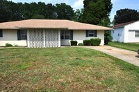 Building Photo - 2 Bedroom 1 Bath Duplex located in Hampton