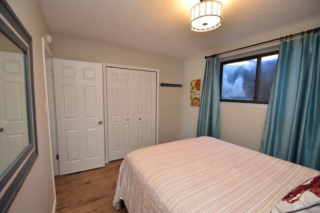 Building Photo - 833 Straight Creek Dr