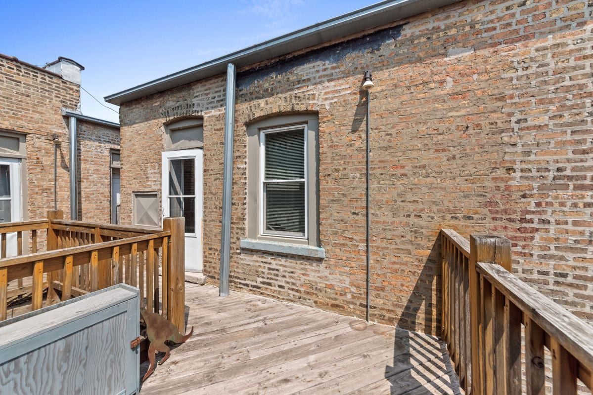 Building Photo - 3533 W Fullerton Ave