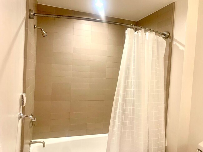 Building Photo - Spacious Centrally Located 1 bed + Den/ 1....