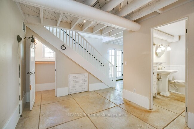 Building Photo - Foothill Guest Cottage with a View!