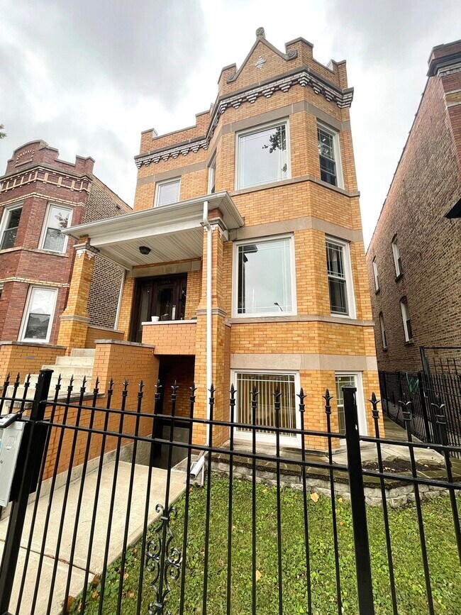 Primary Photo - 2449 N Avers Ave