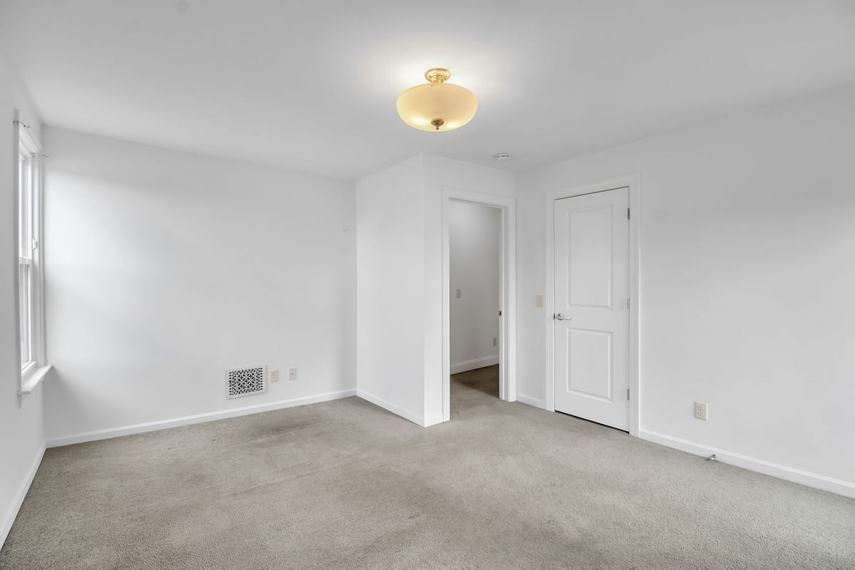 Building Photo - 5849 Broadway, 8