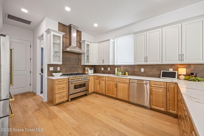 Building Photo - 385 Newport Dr