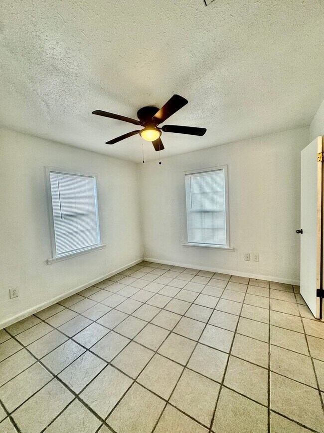 Building Photo - Spacious 4 Bedroom / 3 Bath Home for Rent – Westside Corpus Christi (Section 8 Welcomed)