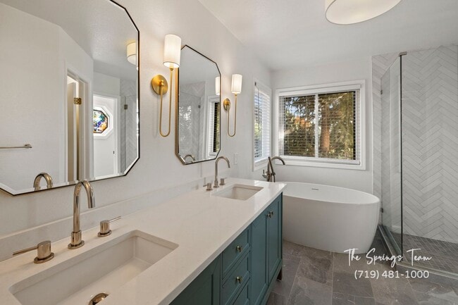 Building Photo - SPECTACULARLY HUGE 6BD HOME with PANORAMIC MOUNTAIN VIEWS - Security Deposit Waiver Available