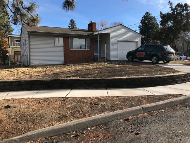 Building Photo - Wonderful Single Level Updated home with A/C!