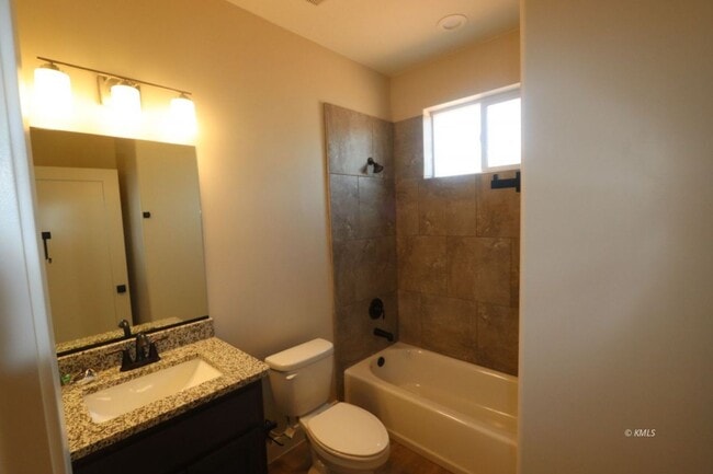 Building Photo - 397 W Willow Dr
