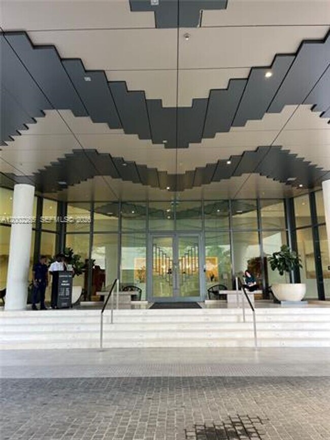 Building Photo - 650 NE 32nd St