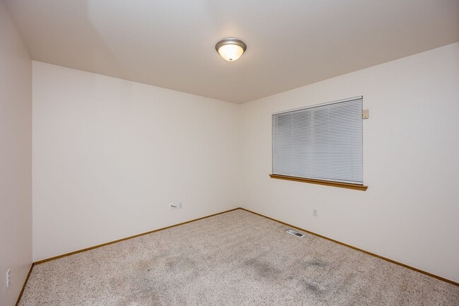Building Photo - Rambler 3 Bedroom 2 Bath Fenced Yard - Orting