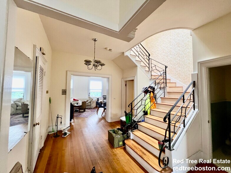 Building Photo - 1712 Beacon St