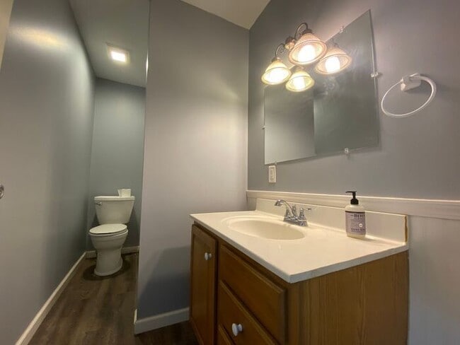 Building Photo - 1 bedroom MAIN floor apartment in Niles