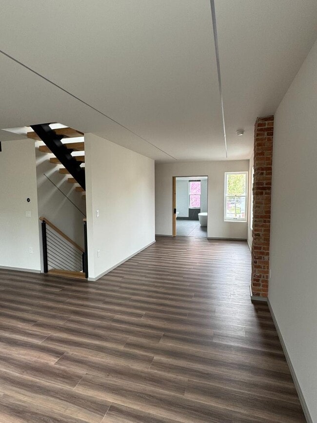 Building Photo - 107 Calder St