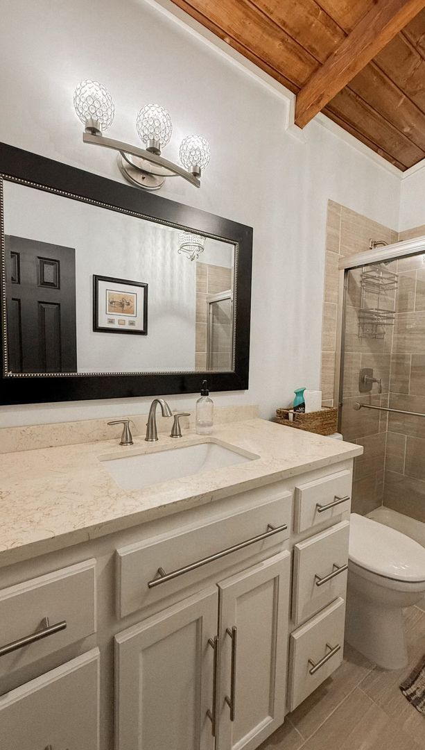 Building Photo - MOVE IN READY!!