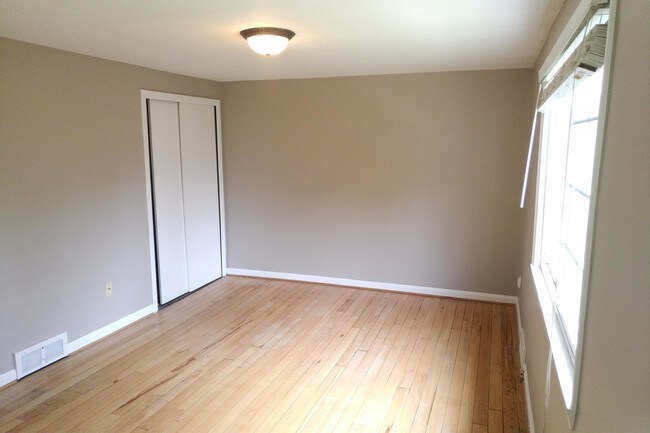 Master Bedroom - 712 Graefield Ct
