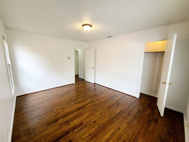 Building Photo - 2414 Wilton Ave