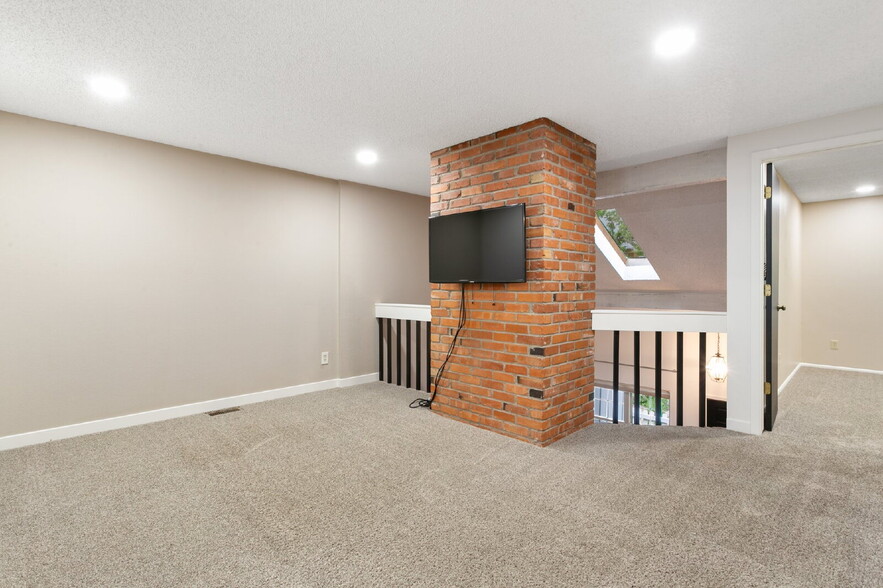 Building Photo - Charming 2BR + Loft Townhome with Stylish ...