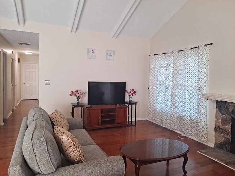 Building Photo - 811 Granite Rd