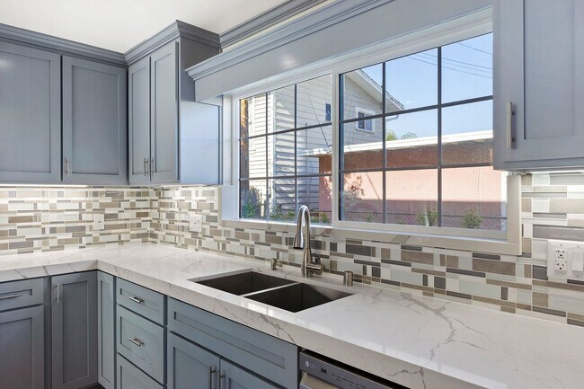 Building Photo - 2216 N Frederic St