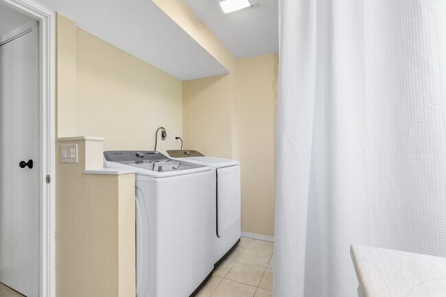 Building Photo - 3 bedroom 3 bath Finn Hill Kirkland
