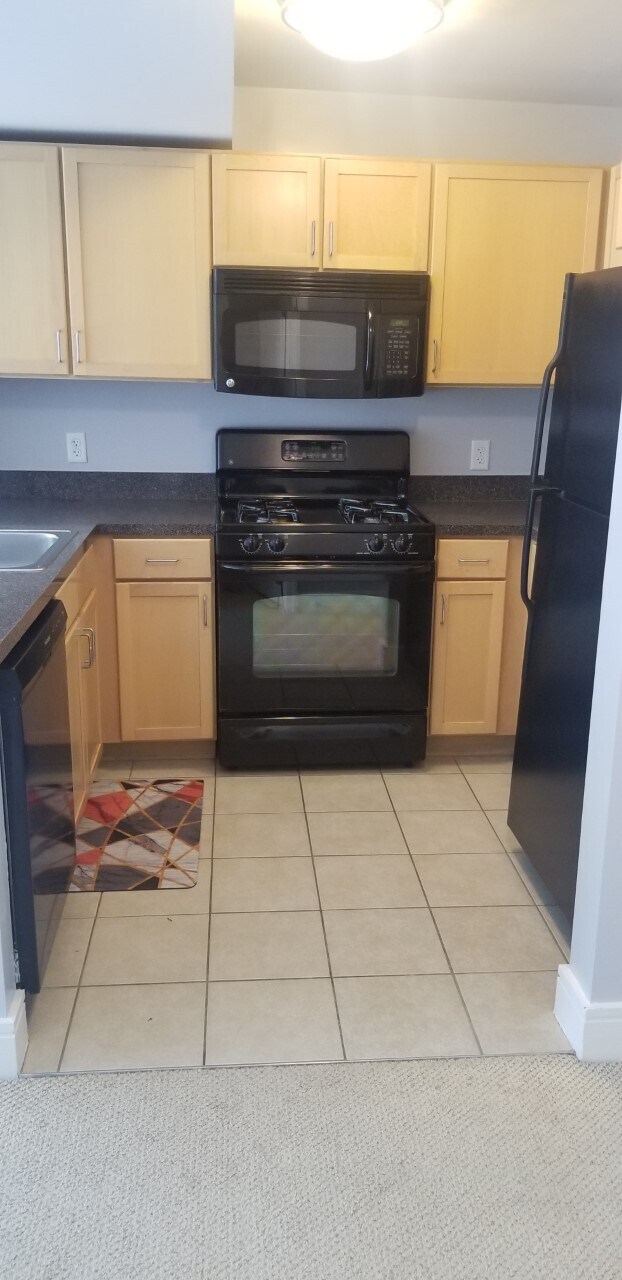 Kitchen - ceramic tile floor - 800 4th St SW