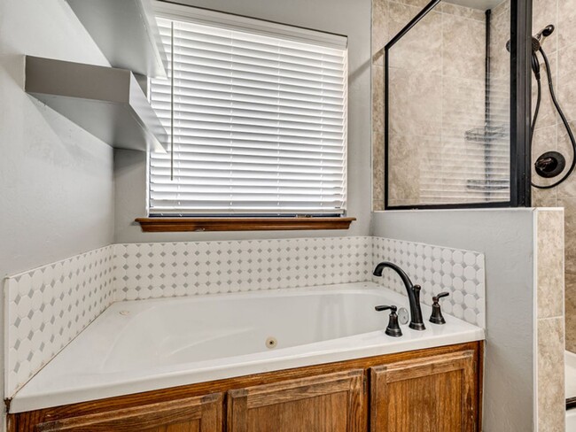 Building Photo - New In Moore Home Available now!
