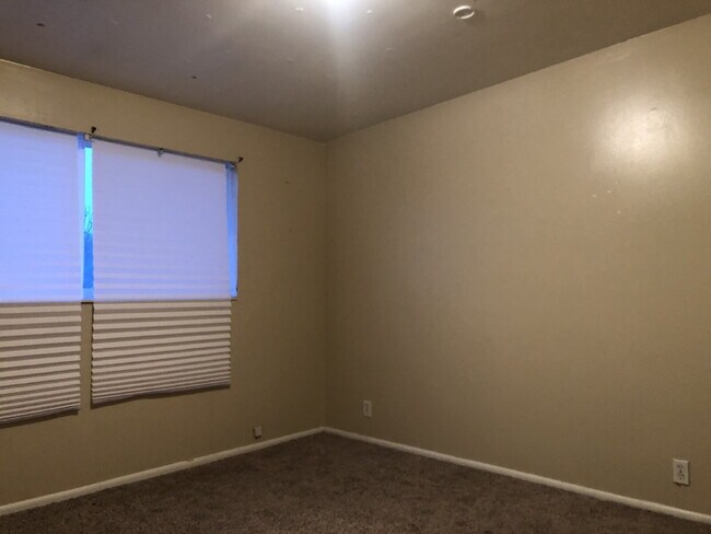 Building Photo - "Charming 1-Bedroom apartment with Spacious Layout in the Heart of Salt Lake City!"