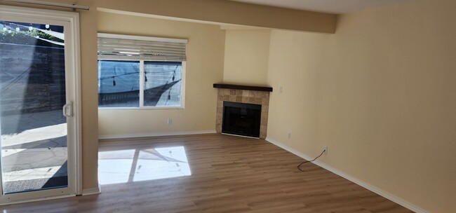 Building Photo - SPACIOUS 3BR/2.5 TOWNHOME STYLE UNIT locat...