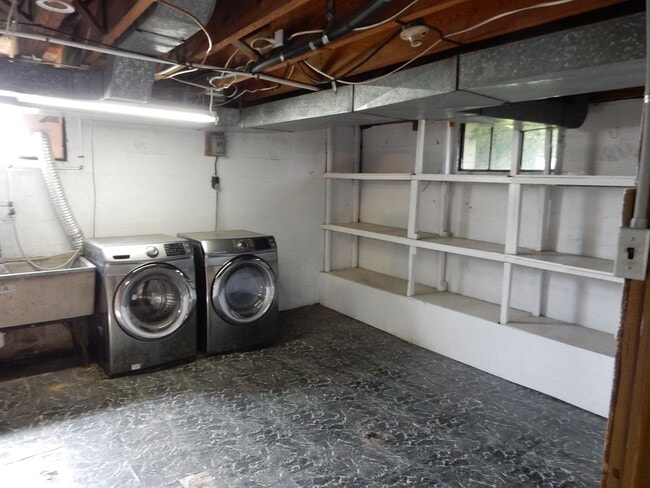 Building Photo - 3 BR home with fantastic location in the h...