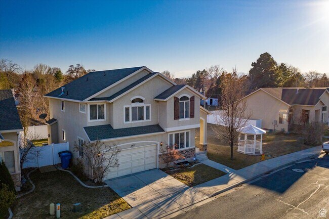 Building Photo - Amazing Cottonwood Heights 4bd/3ba home! G...