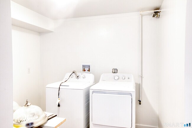 Building Photo - 25 Alexander St