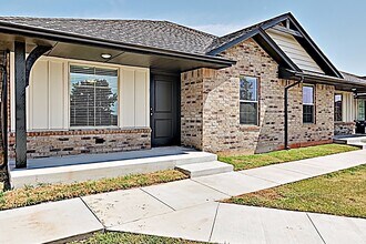 Building Photo - 2 Bedroom 2 Bathroom 1 Car Garage Duplex w...
