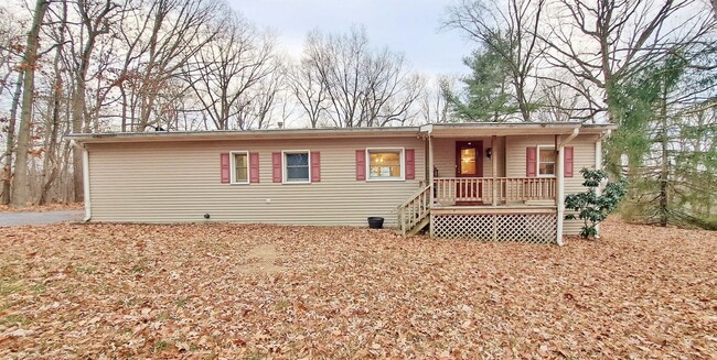 Building Photo - 3 Bed / 1 Bath Single Family Home