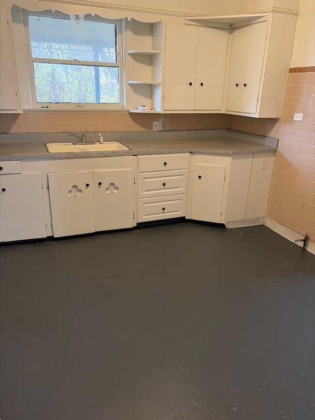 Building Photo - 1541 E 212th St