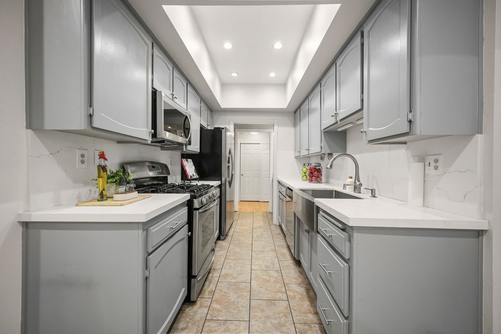 Building Photo - 11737 Darlington Ave